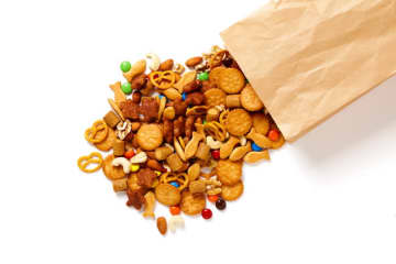 賞味期限切れのスナック菓子、食べても大丈夫？食べるべきではないサインとは
