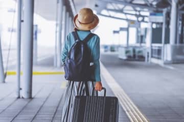 「日本はいつからこんな国に」“ぶつかりおじさん”に遭遇、新幹線ホームでスーツケース蹴られ……海外在住、50代女性の失望