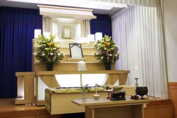 葬式で「ぼったくりだ！金返せ！」　ビールに生花…次々文句をつけて怒鳴る親戚男性にウンザリした女性