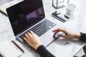 電気代節約のため「デスクトップPC」を「ノートPC」に変えたい！→電気代はどれくらい減る？節電に効果的な方法はあるの？