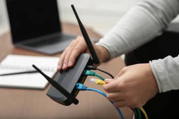 家の「Wi-Fiルーター」は24時間365日つけっぱなしです。当然と思っていたのですが「電気代が1万円くらいかかるのでは？」と不安になってきました。年間の電気代はどれくらいになるのでしょうか？