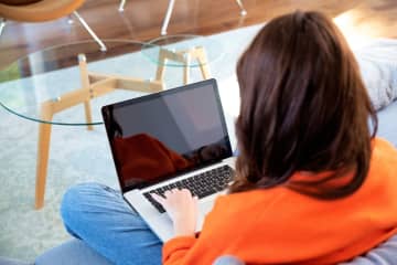 ネット利用率は「高所得層」ほど高い!? 年収200万円未満は「62.5％」だけど、年収1000万円以上ではどのくらい？ 所得による“デジタル格差”とは