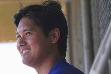 大谷翔平の“名場面Tシャツ”　ド軍本拠地に登場…同僚左腕が着用、注目必至の逸品