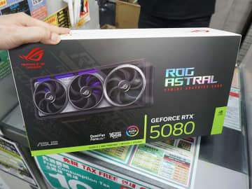 裏面にもファンを搭載した3.8スロット厚のGeForce RTX 5080など、ASUS ROGのGeForce RTX 50が3製品