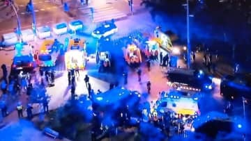 群衆に車が突っ込む、少なくとも１３人負傷　バルセロナ対エスパニョールの競技場前