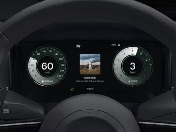 アップル、「CarPlay Ultra」提供開始　メーターパネルで速度表示も　クルマとの一体感を深化