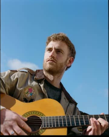 トム・ミッシュ、新曲「Red Moon」で恋心を切なく歌い上げる