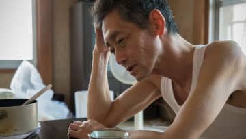 コンビニのおにぎりってこんなに高かったんだ…年収900万円・定年退職金1,500万円の65歳元サラリーマンが「六畳一間・築40年アパート」での“極貧生活”に堕ちたワケ【CFPの助言】