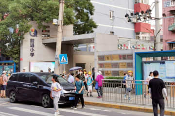 北京の小学校校門付近で自動車が人の列に突っ込む