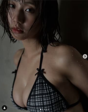 「濡れ髪美女最高ッ！」女優・松本栞奈、水浴び後のセクシーな水着姿にファンもん絶「水も滴るなんとやら」