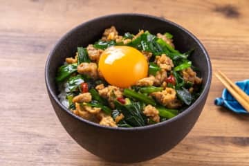 ギャル曽根考案 “逆転の発想で作る”『餃子丼』のレシピが話題！”餃子の概念”をブチ壊す、面倒な工程『一切無し』の時短レシピに主婦から「凄い発想ｗ」「丼にする発想はなかった…」「めちゃくちゃ美味しかったです」の声