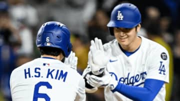 大谷翔平、同僚キム・へソンのMLB1号を“韓国スタイル”で祝福