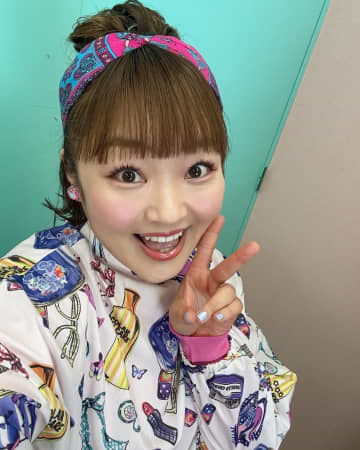 ｢勝利の女神｣柳原可奈子が娘たちと鹿島ユニ姿で“タオルぶん回し”Jリーグ観戦！｢今シーズン鹿島強すぎん？｣