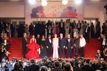カンヌ映画祭の「ヌード禁止」ドレスコード→“透け衣装”でお馴染み、人気モデルのドレスに「美しすぎる」の声