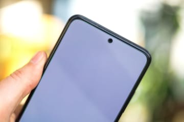 折りたたみiPhone、外側ディスプレイにパンチホールカメラ搭載か
