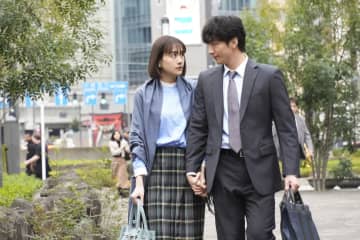 まき（松井愛莉）は過去に決別するため恭一（沢村玲）が不在の自宅を訪れ離婚届と結婚指輪を置く　ドラマ『子宮恋愛』第7話あらすじ