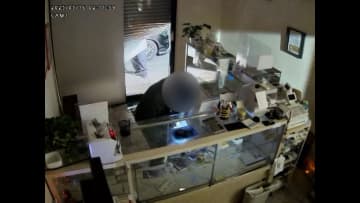 貴金属買い取り店に“バール”持った男2人が押し入り、金券奪い店主の男性殴り逃走　容疑者とみられる男1人を確保　埼玉・熊谷市