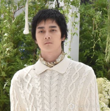 【Ralph Lauren】柳俊太郎、軽やかオフホワイトのニット　ミニチュアホースの動画からインスピレーション「何かに生かせられれば」