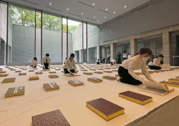 原爆死没者名簿に風通し、長崎　19万8890人分