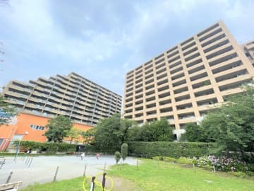 東京テラス 4階｜東京ドーム1個分超の敷地面積。スーパー・保育園が敷地内、区立小・中学校は敷地に隣接あり。緑豊かな住環境。南東向きで陽当たり良好な3LDK