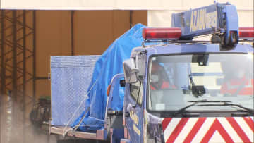 下水道管内に残されていたトラック運転席部分を地上に引き上げ　埼玉・八潮市道路陥没事故　完全復旧まで5年から7年かかる見通し