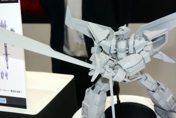 「絶対かっこよく断空剣を両手持ちさせたい！」、アオシマの「ACKS No.DN-01 超獣機神ダンクーガ」はポージングの可能性を追求！【#静岡ホビーショー】