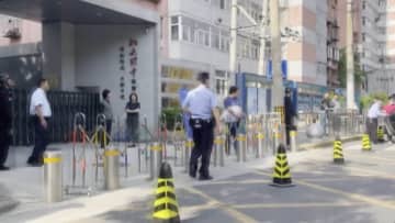 「何人もぶつかった…」小学校付近で車が歩行者などはねた事故　一夜明け通学時間帯に多くの警察官が警備　中国・北京市