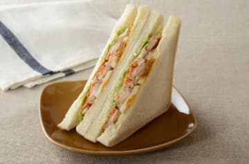 ローソン、パンの耳までふんわり食感「大きなサンドイッチ」発売。通常よりも“約100g”大きい