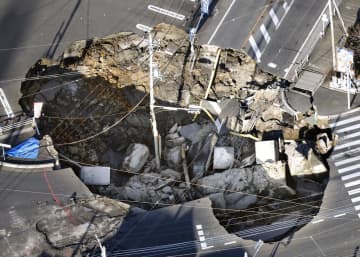 巨大化する穴、あふれる下水…記者が見た救出活動の３カ月　埼玉・八潮市の陥没事故、年２千件超の下水道老朽化に対策は？