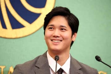 大谷翔平13号、球場が「デコルテだらけ」に　本人も決めポーズ「広告効果エグいな」
