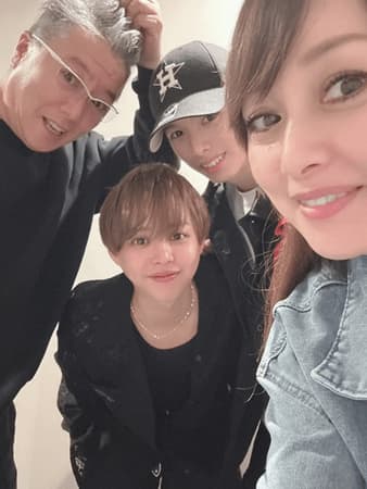 渡辺美奈代、夫＆息子達との家族ショットに「美男美女」