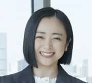 「浮気疑惑の夫とのウエディングショット！？」安達祐実が魅せるウエディングドレス姿にファン歓喜