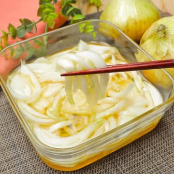 【新玉ねぎはコレに漬けてみて！】「ご飯が止まらん」「とりあえず冷蔵庫に入れとこ」簡単なのに飛ぶほどウマい新玉ねぎレシピ5選