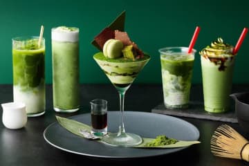 アニヴェルセルカフェ 表参道「宇治抹茶スイーツ」塩昆布添えの抹茶尽くしパフェ＆まろやか黒蜜入りラテ