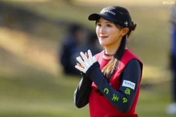 臼井麗香が黒いノースリーブドレスでキメ顔　サンセットショットに大反響 「女神です」