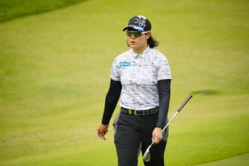 ＜中間速報＞川岸史果が単独首位　永峰咲希らが2打差2位タイ