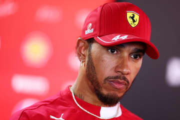 「恥ずかしい！」F1王者ハミルトン、フェラーリの“フォロー外し”が英国で波紋！「チームに敬意を払え」「信じられないほど腹立たしい」