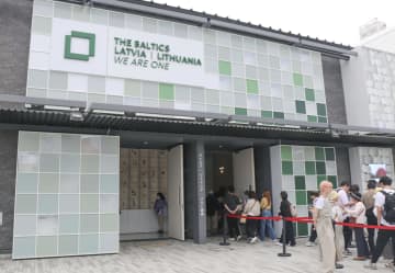 ミャクミャク盗難「返して！」　バルト館、2人組が防犯カメラに