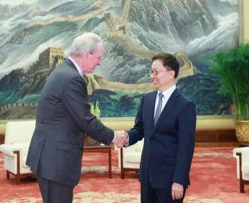 韓正副主席、米インベスコ会長と会見