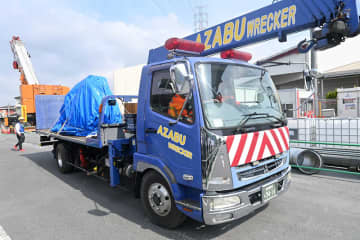 【速報】道路陥没…トラックの運転席部分、引き上げ完了　作業開始から1時間半、地上に姿を現す
