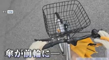 “何気なくぶら下げた傘が前輪に…”気をつけたい自転車の「傘の巻き込み」　雨の時期の“ヒヤリハット”が大事故のおそれ！転倒して骨折の体験談も