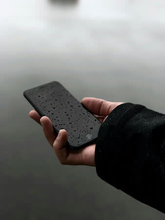 雨の日のスマホ、結露など意外な水没リスクにも注意！