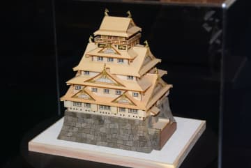 ウッディジョーの新作木製モデル、より手軽になった「大阪城」と、華やかな江戸の雰囲気を表現した「芝居小屋」【#静岡ホビーショー】