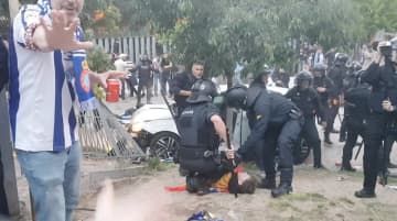 バルセロナ優勝前に車暴走１４人負傷　ファンにガラス割られ「運転手がパニック発作起こした」