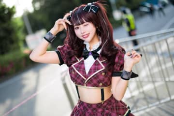 自作衣装で「絶妙のふんわり感」を演出！人気コスプレイヤー「現役高校生モデル」を完全再現