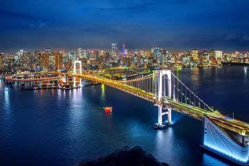 東京湾で撮影したレインボーブリッジの夜景　意外なリフレクション写真に「絵画のよう」「幻想的」
