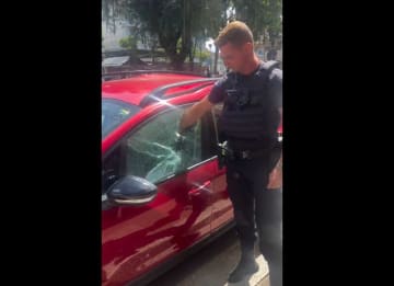 炎天下の車内に放置された犬、警察が窓を割って救出！映像がSNSで大反響…飼い主は現行犯逮捕