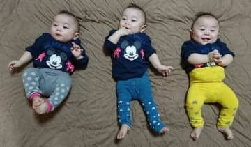 妊娠25週で手のひらにのるくらいの小さな三つ子を出産。「大丈夫、大丈夫…」と唱えながら不安と闘った【体験談】