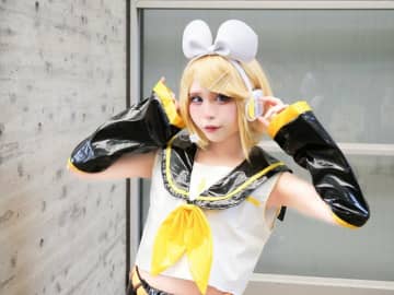 妹感の出るようなポージングを意識…元気いっぱいな鏡音リンのコスプレ