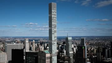 極細の超高層マンションに「数千カ所のひび割れ」、管理組合が提訴　ＮＹ